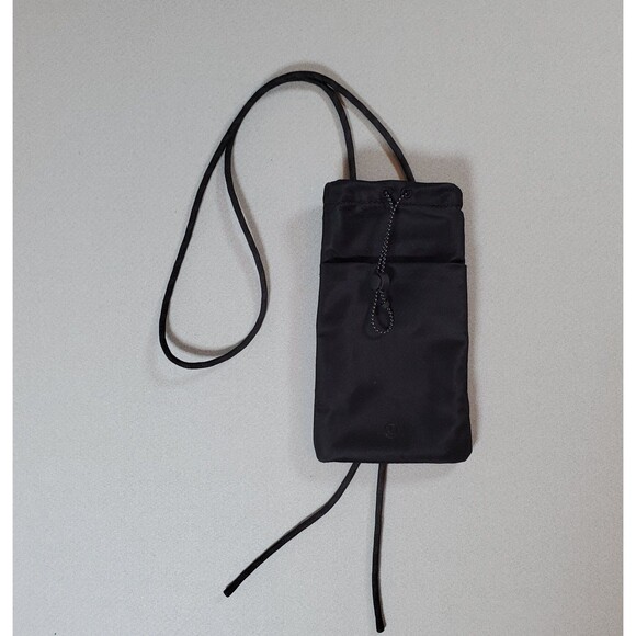 Lululemon Play Forward Black Crossbody Pouch Bag Phone Holder Water Repellent - Picture 3 of 8